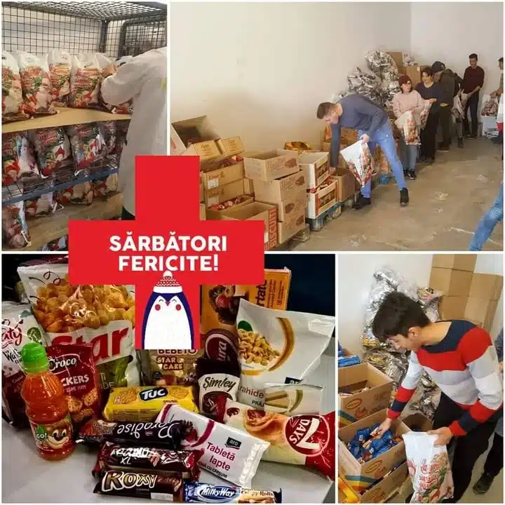 Voluntari pregătind pachete cu alimente și dulciuri pentru donații într-un depozit.